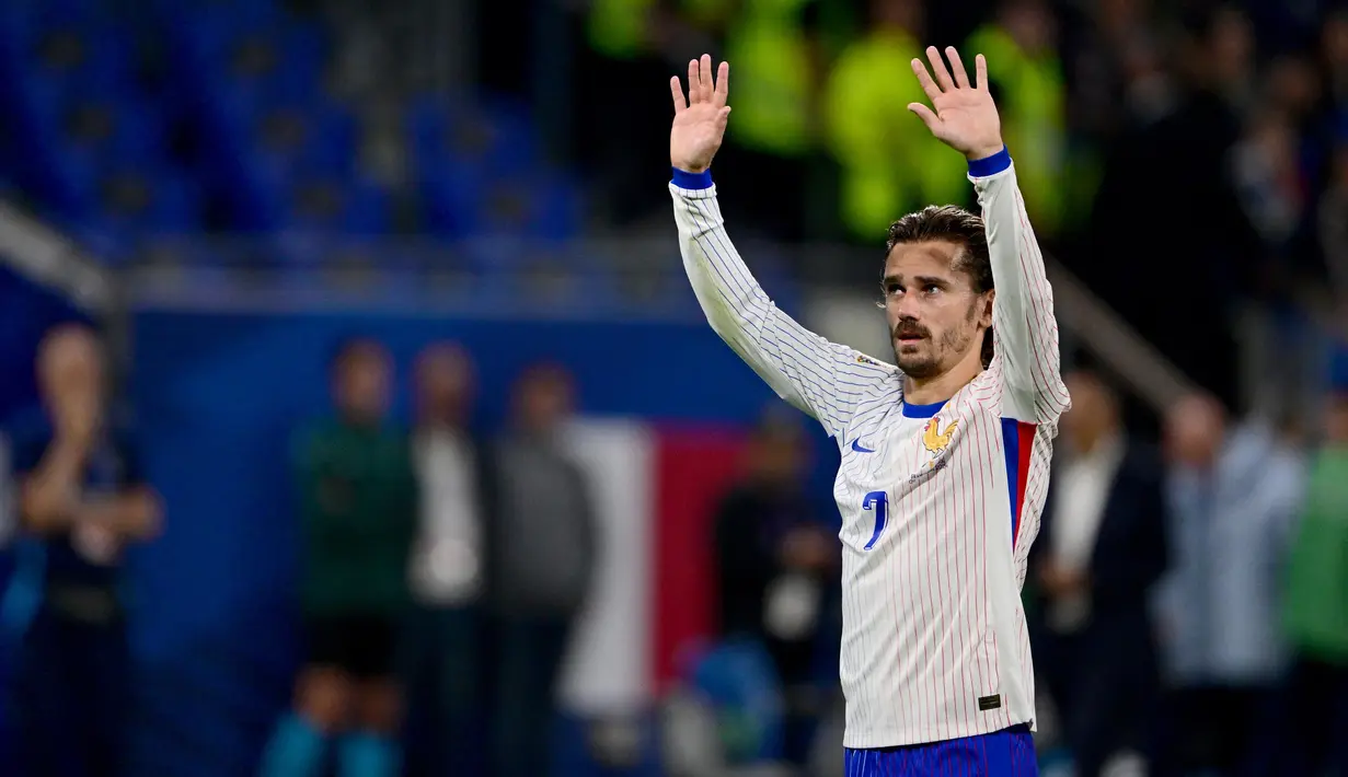 Antoine Griezmann resmi mengakhiri karier 10 tahun bersama negaranya. Tampak dalam foto, Antoine Griezmann saat memberikan penghargaan kepada para supporter di akhir pertandingan UEFA Nations League, Liga A - Grup 2 leg pertama antara Prancis dan Belgia di Parc Olympique Lyonnais, Lyon, 9 September 2024. (Olivier CHASSIGNOLE/AFP)