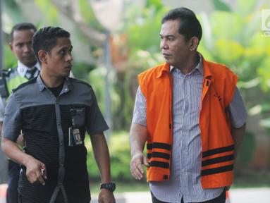 Bupati Hulu Sungai Tengah (nonaktif) Abdul Latif dikawal petugas untuk pemeriksaan di gedung KPK, Rabu (2/5). Abdul Latif diperiksa untuk melengkapi berkas kasus suap pembangunan RSUD Damanhuri Barabai, Kalimantan Selatan. (Merdeka.com/Dwi Narwoko)