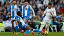 Pemain Real Madrid, Casemiro berebut bola dengan pemain Deportivo La Coruna, Aldo dalam lanjutan La Liga Spanyol di Santiago Bernabue, Senin (22/1). Real Madrid membukukan kemenangan 7-1 atas Deportivo La Coruna. (AP/Francisco Seco)