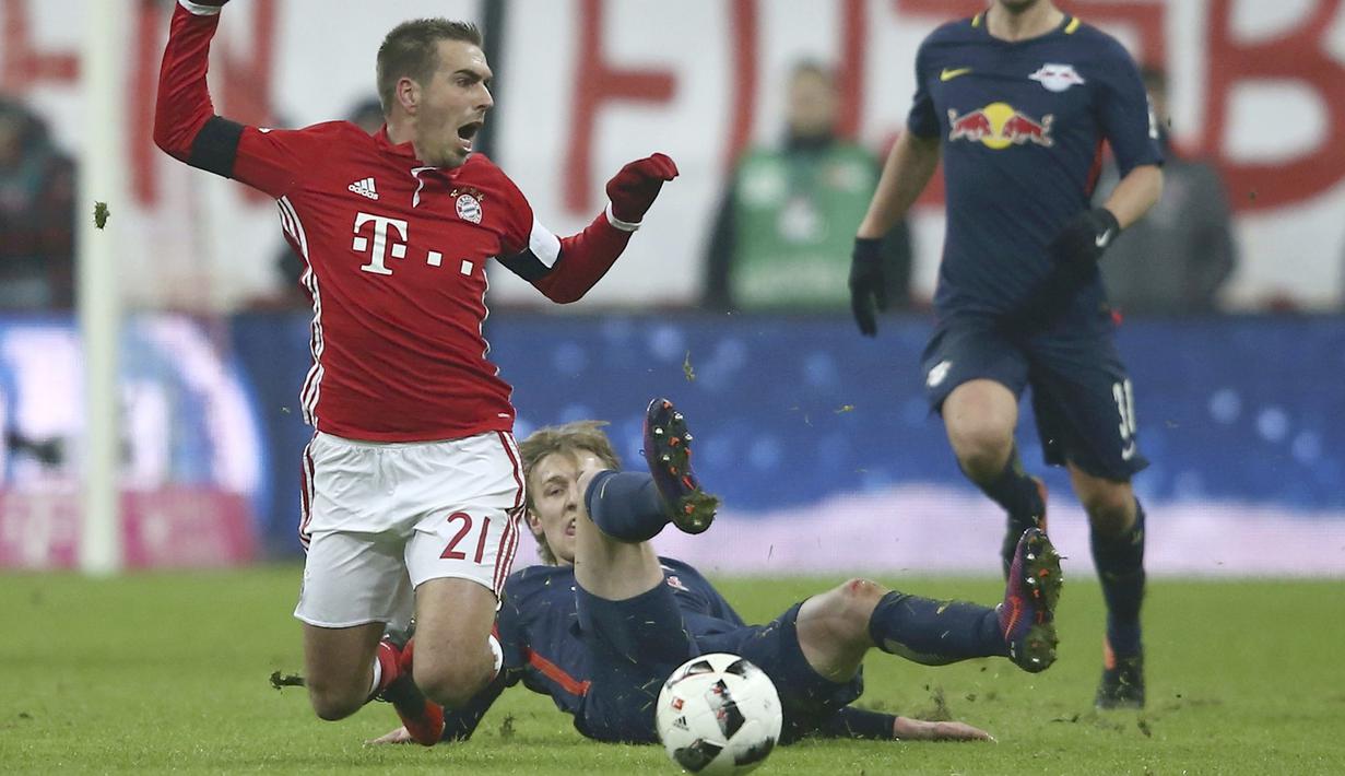Pemain RB Leipzig, Emil Forsberg menjatuhan pemain Bayern Munich, Philipp Lahm pada lanjutan Bundesliga Jerman di Stadion Allianz-Arena, (21/12/2016). Bayern menang 3-0.  (REUTERS/Michael Dalder)