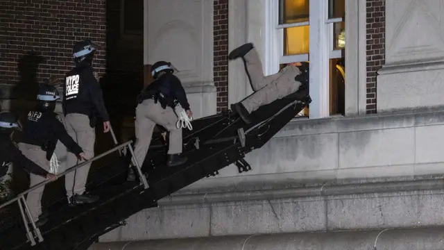 Polisi menerobos gedung yang diduduki oleh para pendemo pro-Palestina di University of Columbia (Universitas Columbia). (AP/Craig Ruttle)
