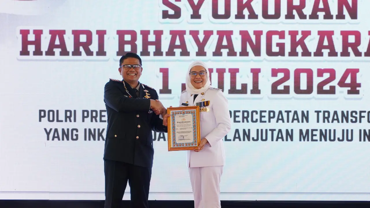 Kapolres Indramayu, M. Fahri Siregar, memberikan penghargaan kepada Bupati Nina Agustina (Istimewa)