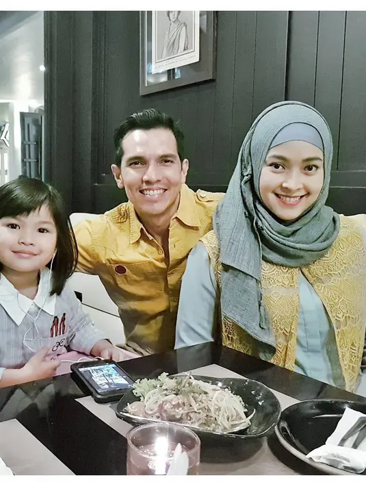 Sebagai orang tua, Adrian juga tak memaksakan buah hati untuk menentukan profesi yang akan dijalaninya. Pemain sinetron Air Mata Ibu itu menyerahkan sepenuhnya kepada anak-anaknya. (Instagram/dessyilsanty)