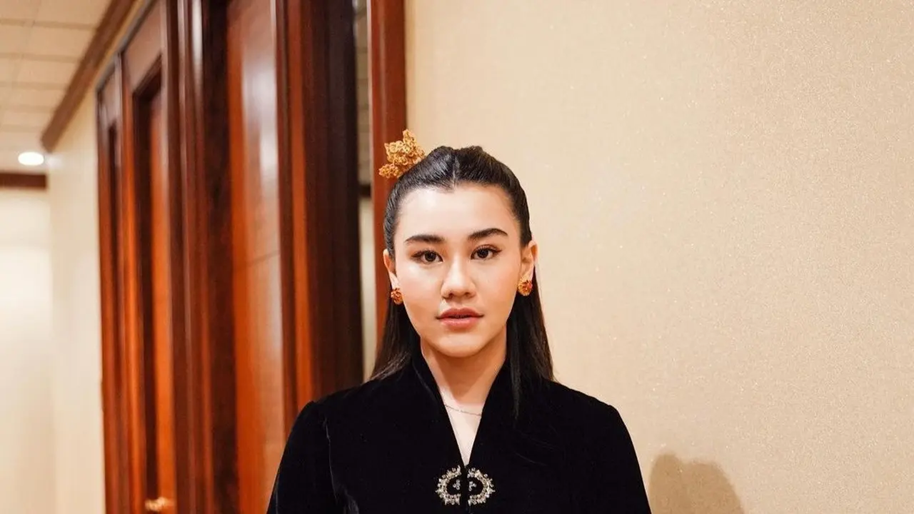 Aaliyah Massaid hadir di acara ulang tahun brand kecantikan, dia tampil anggun dalam balutan kebaya hitam