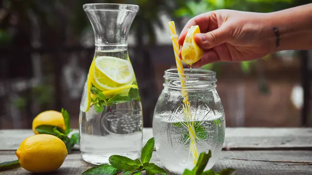 Infused water menjadi alternatif dalam memilih minuman segar yang cocok untuk diet