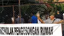 Warga Perumahan Perwira Mabad, Rawabelong, Jakarta, menutup gerbang kompleks sebagai bentuk penolakan pengosongan rumah mereka, Senin (7/9). Kodam Jaya berencana melakukan pengosongan puluhan rumah purnawirawan anggota TNI AD. (Liputan6.com/Yoppy Renato)