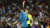 Wasit Ricardo de Burgos memberikan kartu merah kepada Cristiano Ronaldo saat melawan Barcelona  pada laga Supercup Spanyol di Camp Nou stadium, Barcelona, (13/8/2017). Real Madrid menang 3-1. (AP/Manu Fernandez)