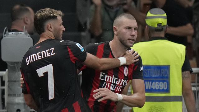 Strahinja Pavlovic (kanan) merayakan golnya di laga AC Milan vs Cremonese di giornata 1 Serie A 2025/2026 di San Siro, Minggu (24/08/2025). (AP Photo/Luca Bruno)