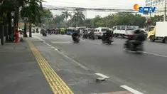Namun masih ada pemotor yang nekat menghentikan sepeda motornya di trotoar, saat tidak ada petugas.