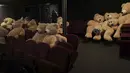 Pengunjung memasuki studio berisi boneka Teddy Bear, yang disiapkan oleh Philippe Labourel, di bioskop Les Ursulines hari pertama pembukaan kembali di Paris, Rabu (19/5/2021). Boneka-boneka beruang tersebut didedikasikan bagi anak-anak untuk mengingatkan aturan jarak sosial. (AP Photo/Francois Mori)