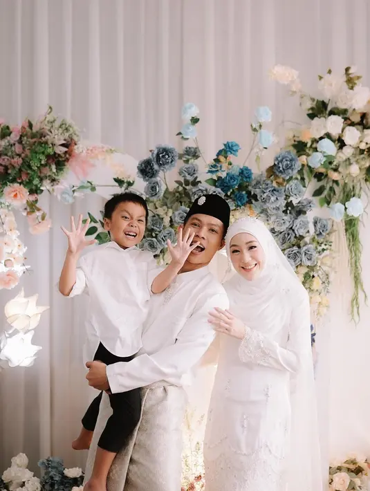 Potret bahagia Larissa Chou dan Ikram Rosadi pamer cincin dan buku nikah setelah akad. (Sumber: Instagram/ikram_rsd)