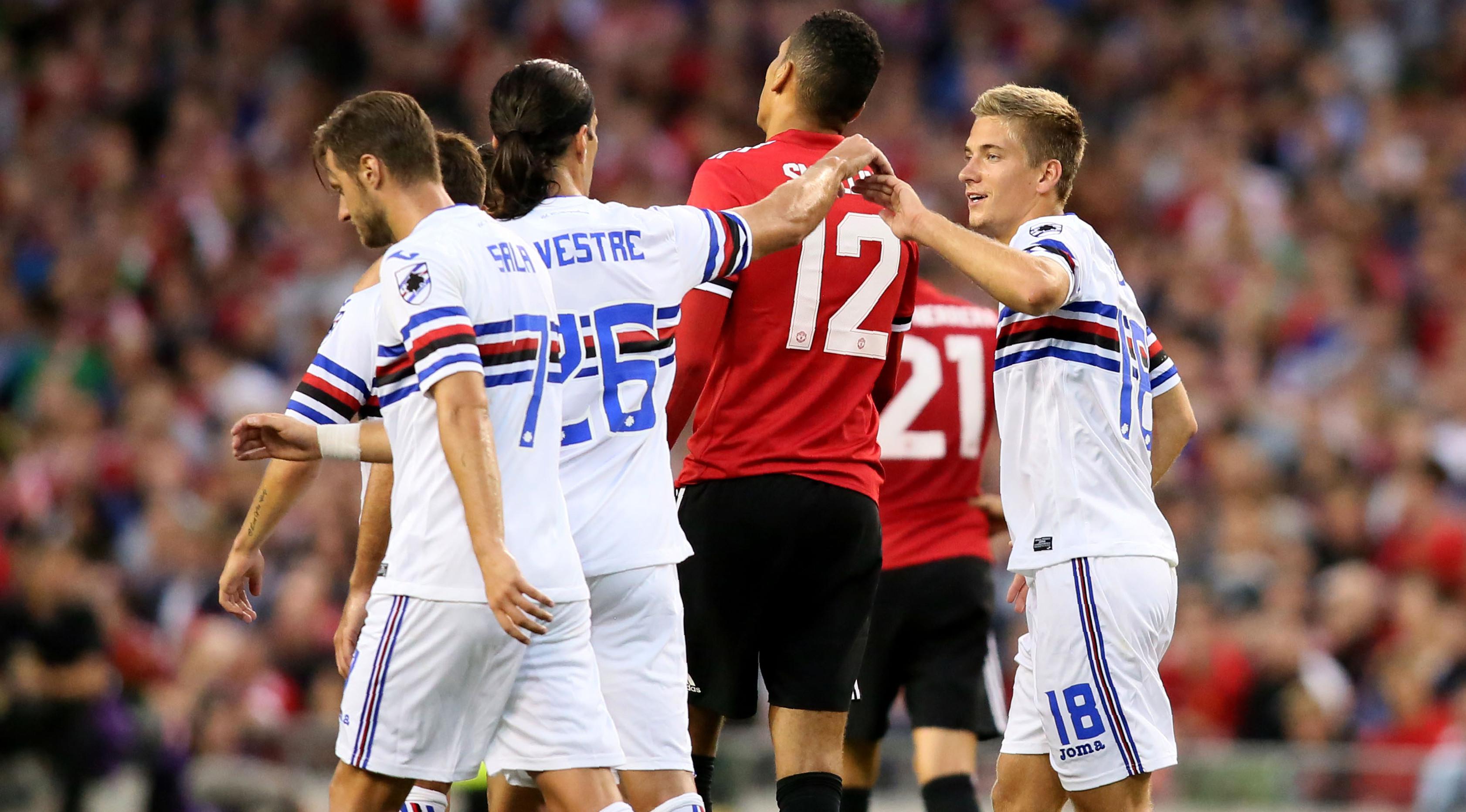 Gelandang Sampdoria, Dennis Praet (kanan) melakukan selebrasi bersama rekannya usai mencetak gol ke gawang Manchester United pada pertandingan pra musim di stadion Aviva di Dublin (2/8). (AFP Photo/Paul Imith)