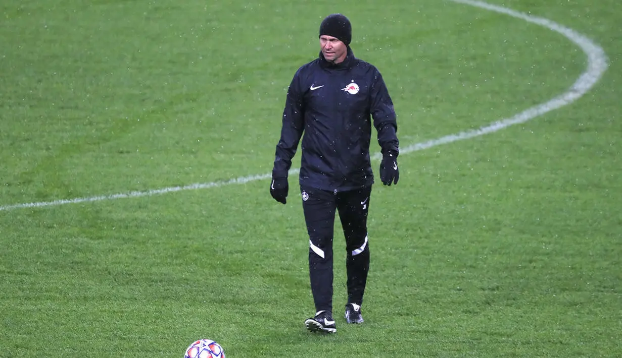 Pelatih Red Bull Salzburg Jesse Marsch berdiri di lapangan saat para pemainnya berlatih jelang menghadapi Lokomotiv Moscow di Moskow, Rusia, Senin (30/11/2020). Salzburg akan menghadapi Lokomotiv Moscowpada pada pertandingan Grup A Liga Champions. (Maxim Shipenkov, Pool via AP)
