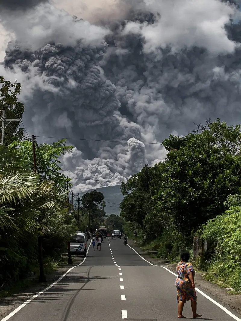 Penampakan Asap Tebal Erupsi Gunung Merapi