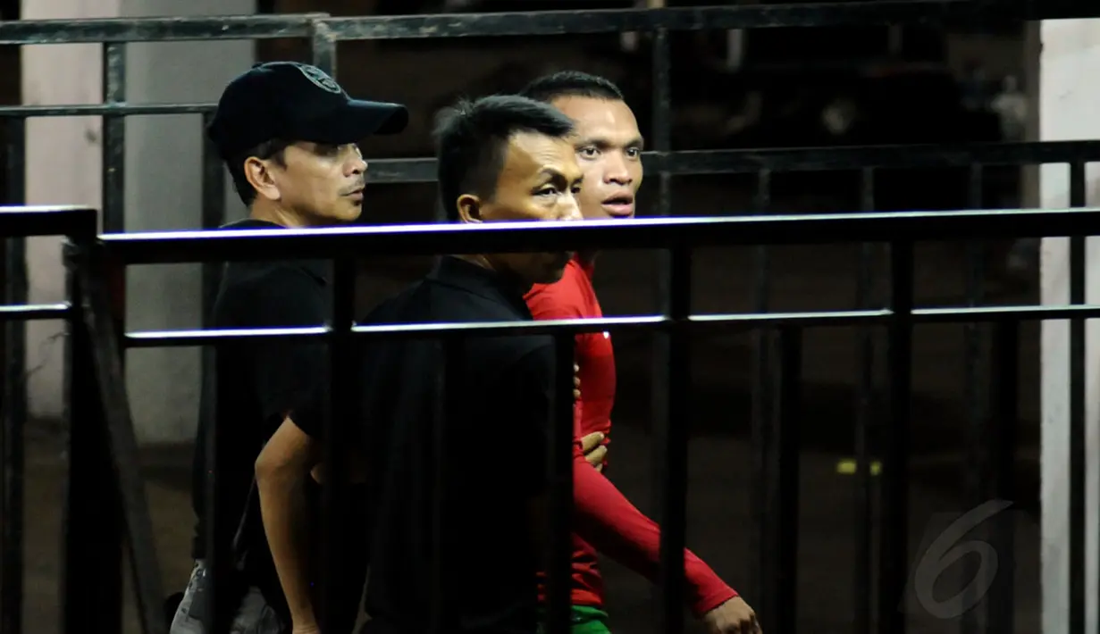 Dengan kawalan dua petugas keamanan, Ferdinand Sinaga dibawa menuju ruang ganti pemain, (11/5/2014). (Liputan6.com/Helmi Fithriansyah)