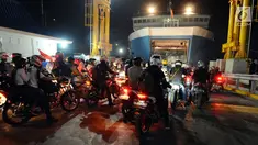 Pemudik bermotor bersiap masuk ke dalam kapal penyeberangan di Dermaga 6 Pelabuhan Merak, Banten, Kamis (22/6). Dini hari, ribuan pemudik bermotor antri menyeberang dari Pelabuhan Merak menuju Bakauheni, Lampung. (Liputan6.com/Helmi Fithriansyah)