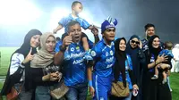 Pemain Persib Bandung, Rachmat Irianto (tengah kanan) bersama ayahnya, Bejo Sugiantoro (tengah kiri) dan keluarganya merayakan kemenangan atas Madura United pada laga leg 1 final Championship Series BRI Liga 1 2023/2024 di Stadion Si Jalak Harupat, Bandung, Minggu (26/05/2024). (Bola.com/M Iqbal Ichsan)
