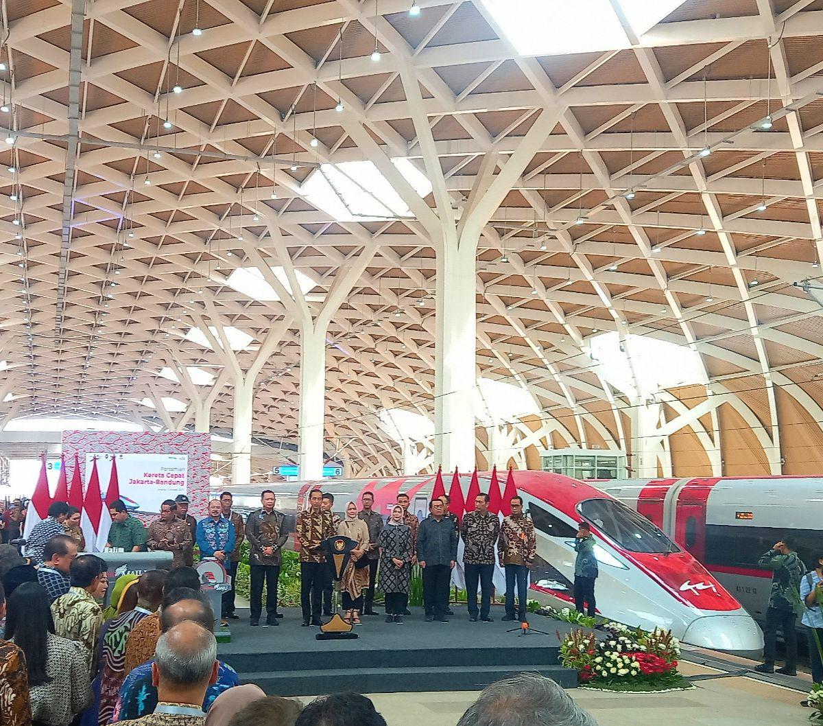 "Dengan mengucap bismillahirrahmanirrahim kereta Jakarta Bandung Whoosh saya nyatakan dioperasikan," kata Jokowi saat meresmikan di Stasiun Halim, Senin (2/10).