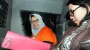 Dewie Yasin Limpo usai menjalani pemeriksaan KPK, Jakarta, Rabu (16/12/2015). Dewie menebar senyum kepada wartawan saat keluar dari gedung hingga memasuki mobil tahanan. (Liputan6.com/Helmi Afandi)