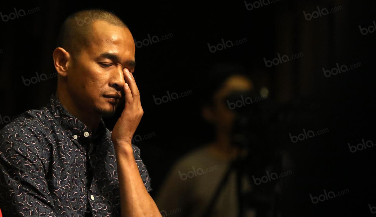 Mantan pemain Timnas Indonesia, Kurniawan Dwi Yulianto saat menyampaikan visi sebagai calon ketum PSSI pada acara debat di  SCTV Tower, Jakarta, Selasa (04/10/2016). (Bola.com/Nicklas Hanoatubun)