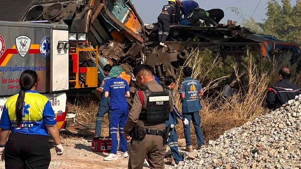 FOTO: Crane Konstruksi Jatuh Timpa Kereta Penumpang di Thailand