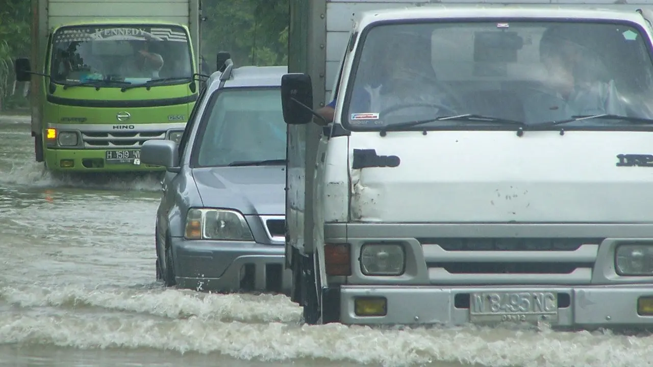 Banjir merendam jalan di Kawunganten Kabupaten Cilacap pada awal November lalu. (Foto: Liputan6.com/Muhamad Ridlo)