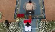 Momen Prabowo Cium Bendera Merah Putih Sebelum Disimpan Kembali di Monas