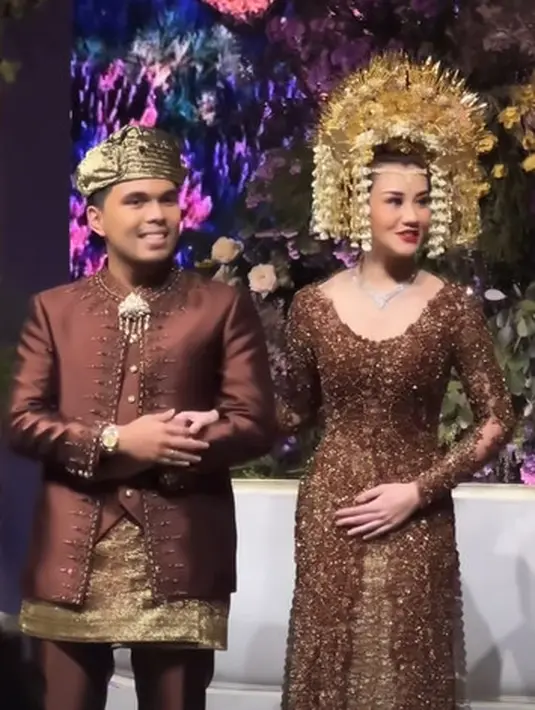 Songket dan penutup kepala emas jadi aksesori pengantin pria yang dikenakan Thariq Halilintar [@aaliyah.massaid]