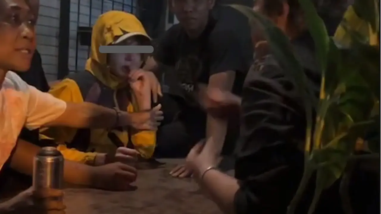 Activist and businesswoman Niluh Djelantik sat with the Russian boy who vandalized the school. Some foreigners tried to help the boy, but Niluh insisted to call his parents.