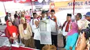Panitia menunjukan kotak suara saat simulasi Pemungutan Suara di Pulau Pramuka, Kepulauan Seribu, Jakarta, Sabtu (4/2). Simulasi dilakukan demi menjaga ke utuhan prosedur yang ditentukan KPU RI. (Liputan6.com/Helmi Afandi)