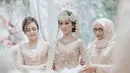 Di hari bahagianya, saat menikah dengan Raditya Dika, Anissa Aziza begitu cantik memesona. Dengan menggunakan busana pengantin, Anissa tampak pangling. (Instagram/anissaaziza)