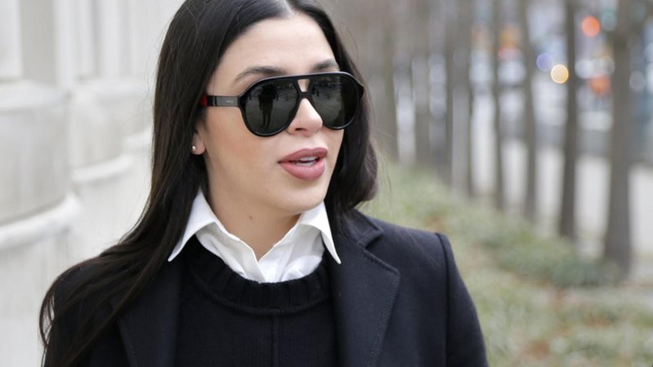 Dalam foto yang diambil pada 6 Desember 2018 ini, Emma Coronel Aispuro, istri Joaquín "El Chapo" Guzmán, tiba di pengadilan federal di New York. (Foto AP / Seth Wenig, File)