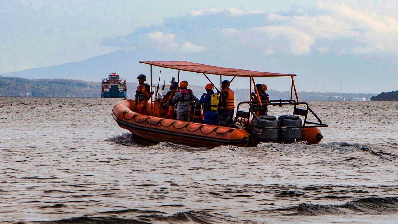 FOTO: Hari Kedua Pencarian Korban Tenggelamnya KMP Tunu Pratama Jaya, Tim SAR Hadapi Arus Deras Selat Bali