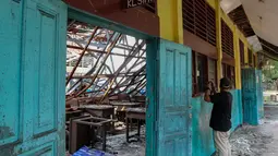 Warga melihat ruangan kelas yang roboh di SDN Kebayoran Lama Selatan 09 Pagi, Kebayoran Lama, Jakarta Selatan, Selasa (21/07/2026). (KLY/ Arie Basuki)