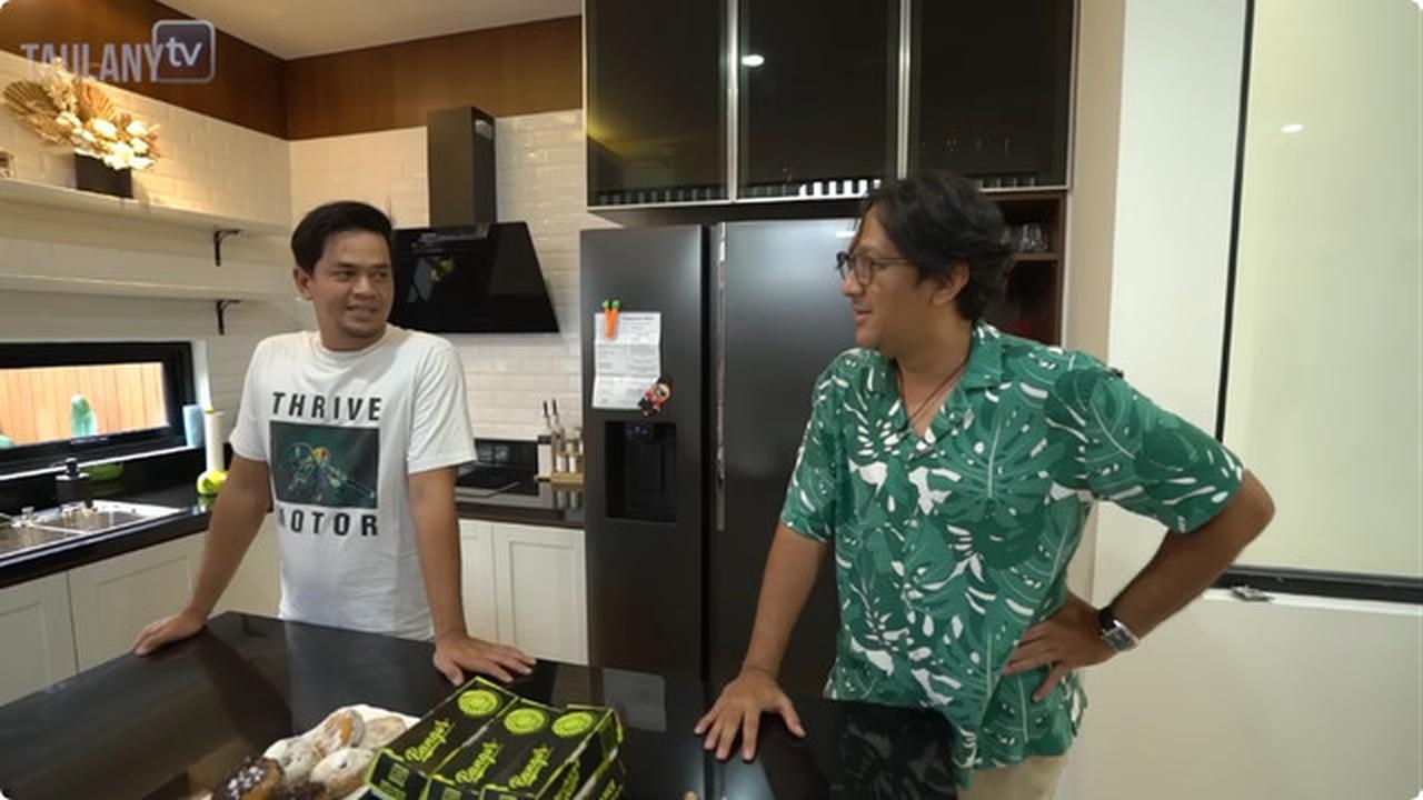 5 Potret Dapur Rumah Surya Insomnia yang Tersambung dengan Taman, Bikin Masak Makin Nyaman