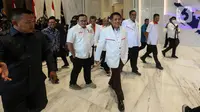 Ketua Majelis Syura PKS Sohibul Iman didampingi sejumlah elite partainya bersiap memberikan keterangan sebelum pertemuan tertutup di NasDem Tower, Jakarta, Jumat (3/2/2023). Pertemuan tersebut membahas langkah-langkah strategis sesama anggota koalisi perubahan. (Liputan6.com/Johan Tallo)