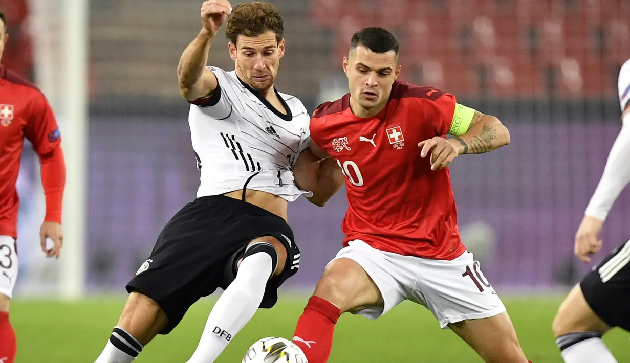 Granit Xhaka. Kapten dan gelandang Timnas Swiss berusia 28 tahun ini menjalani debut bersama La Nati pada 4 Juni 2011. Hingga kini telah mengoleksi 94 caps dengan torehan 12 gol dan 9 assist. Bersama Arsenal musim ini bermain dalam 45 laga di semua kompetisi. (Foto: AP/Martin Meissner)