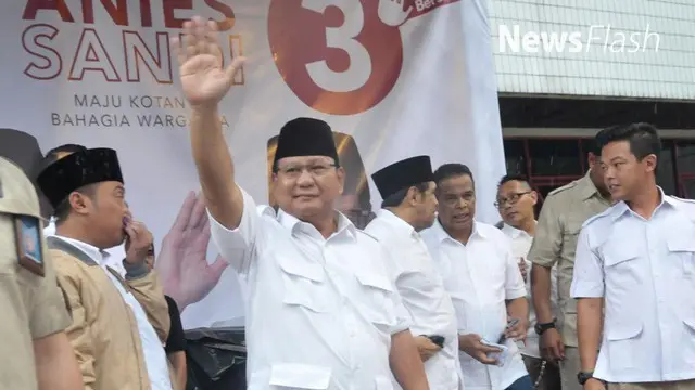 Ketua Umum DPP Partai Gerindra Prabowo Subianto memberikan nasihat kepada Gubernur dan Wakil Gubernur terpilih DKI Jakarta Anies Baswedan dan Sandiaga Uno tentang politik di Indonesia