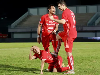Pemain Persija Jakarta, Hansamu Yama, Riko Simanjuntak dan Ondrej Kudela berpose setelah menang dramatis atas Dewa United pada laga BRI Liga 1 di Stadion Indomilk Arena, Tangerang, Senin (10/4/2023). Persija menang dengan skor 1-0. (Bola.com/M Iqbal Ichsan)