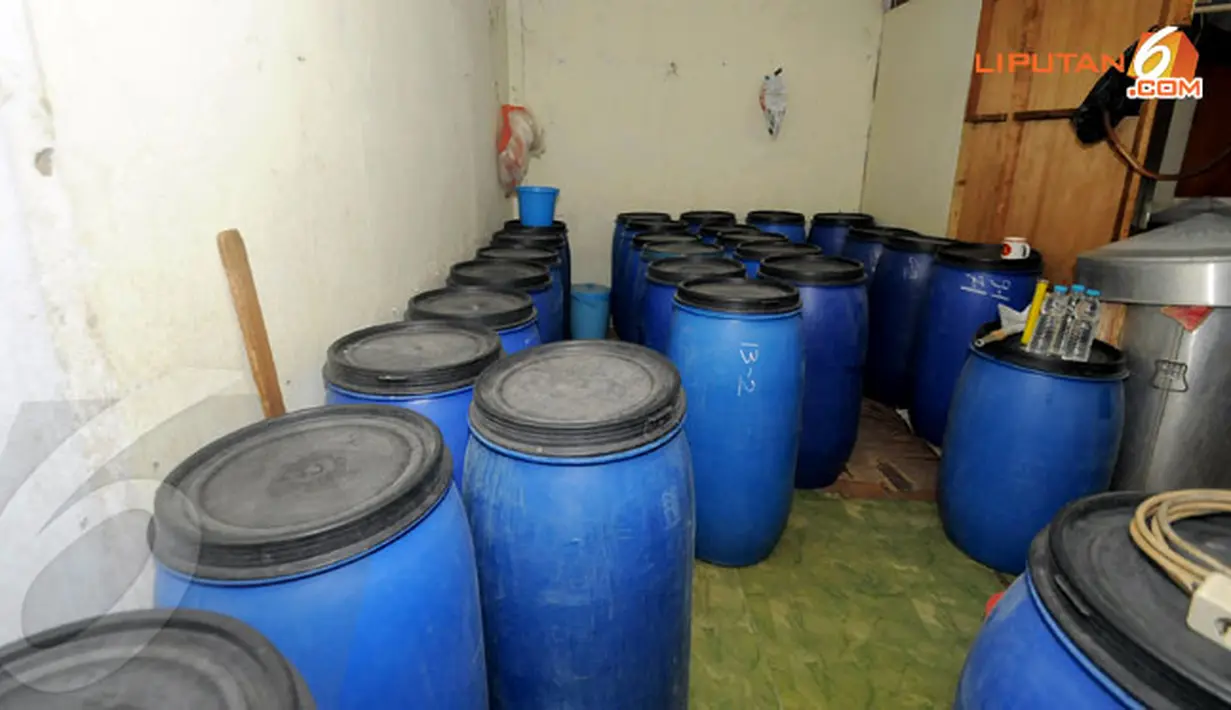 Polisi menyita 42 drum Ciu, 7 galon Ciu, 8 jerigen Ciu, 30 botol air mineral berisi Ciu. (Liputan6.com/Herman Zakharia)