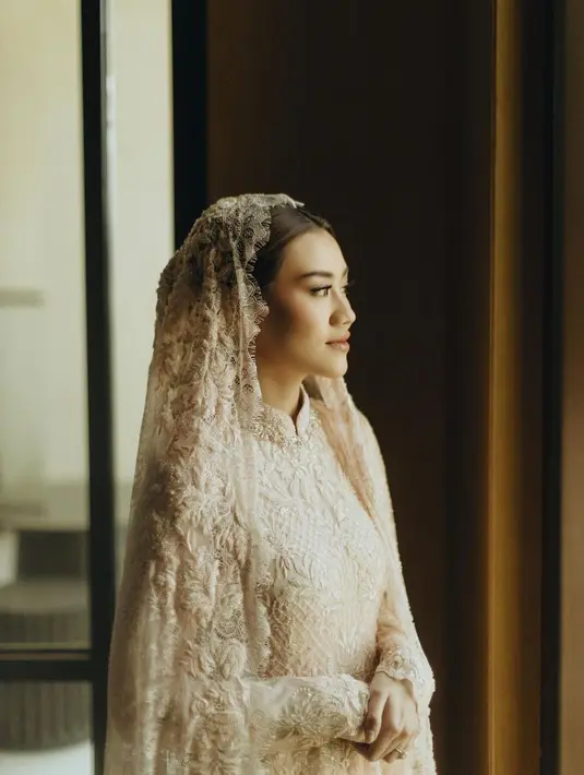 Aaliyah kemudian memadukan dressnya dengan veil warna senada. Well, di antara busana pengajian Salsha dan Aaliyah, kamu lebih suka yang mana, Sahabat Fimela? [@lacebyartkea/@salshabillaadr/@aaliyah.massaid].