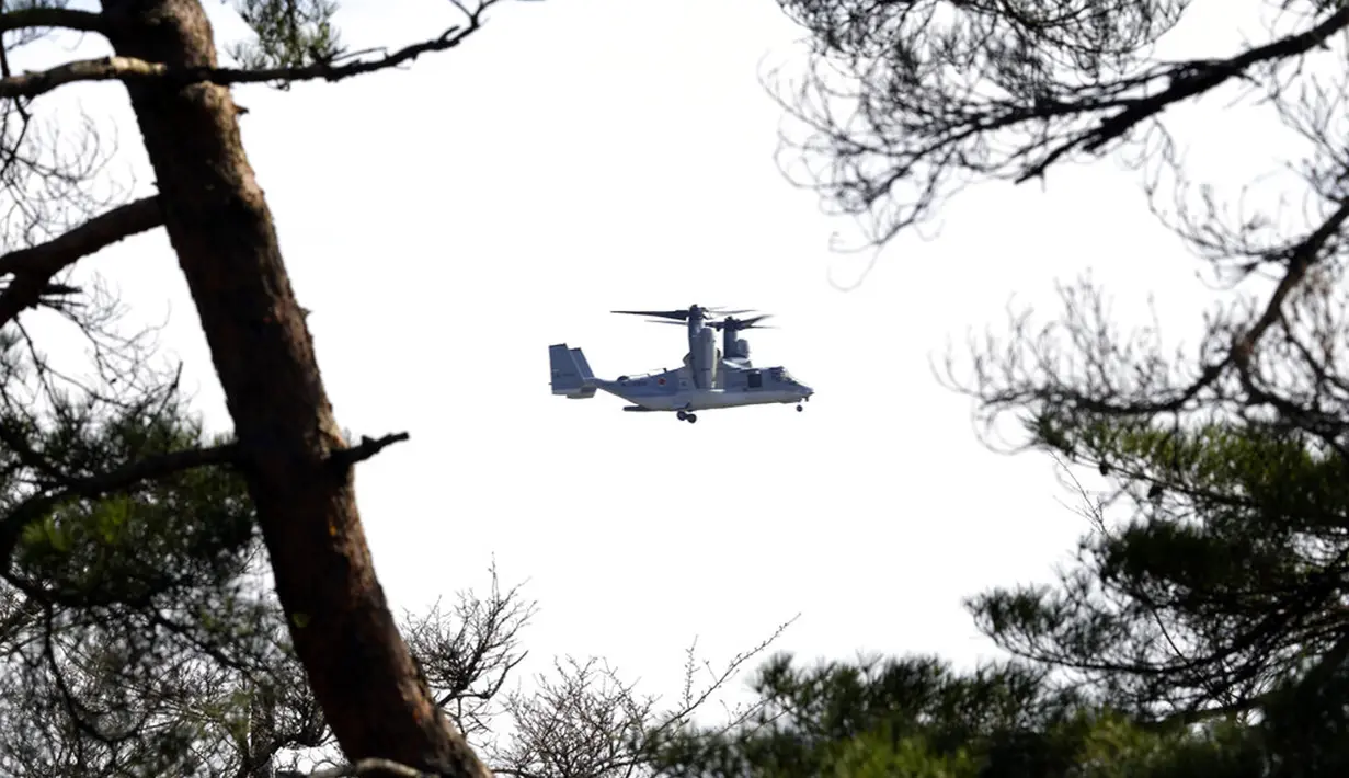 V-22 Osprey of Japan Ground Self-Defense Force (JGSDF) terbang saat latihan operasi gabungan helikopter militer antara JGSDF dan Marinir AS di Higashi Fuji, Gotemba, Jepang, Selasa (15/3/2022). (AP Photo/Eugene Hoshiko)