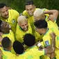 Pemain Brasil merayakan gol kedua timnya ke gawang Korea Selatan yang dicetak oleh Neymar (tengah) saat laga 16 besar Piala Dunia 2022 yang berlangsung di 974 Stadium, Selasa (06/12/2022). (AP/Pavel Golovkin)