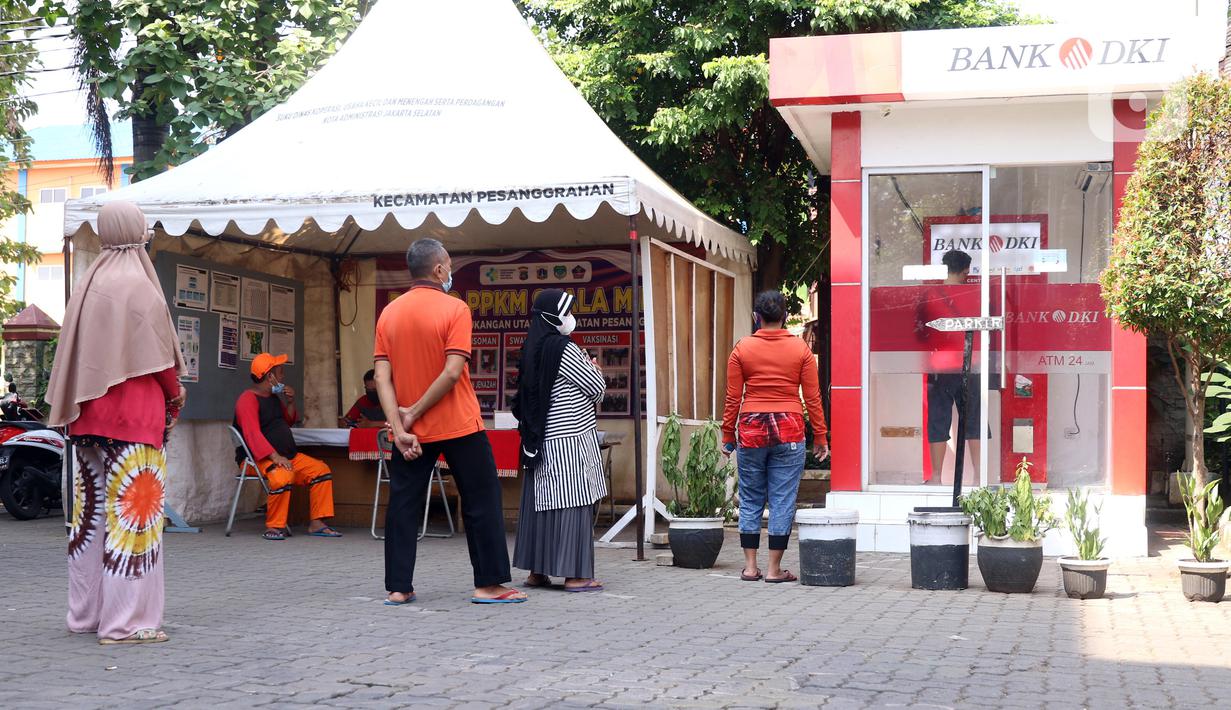 Warga antre untuk melakukan penarikan uang bantuan sosial tunai (BST) di ATM Bank DKI di Jakarta, Selasa (20/7/2021). Pemprov DKI Jakarta resmi mencairkan BST kepada warga DKI Jakarta. (Liputan6.com/Angga Yuniar)