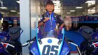 Pembalap Aditama Racing Team, Danadykasa Wida Pangestu, tampil gemilang pada race kedua R15 Idemitsu bLu CrU Yamaha Sunday Race 2024 di Sirkuit Mandalika, Minggu (21/7/2024) siang WITA. Pembalap berusia 11 tahun tersebut berhasil meraih podium juara. (Bola.com/Rizki Hidayat)