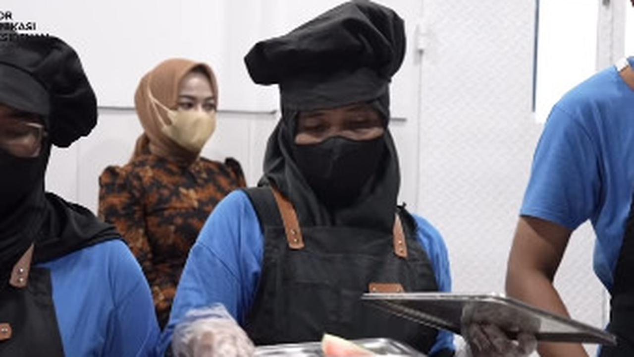 Tak Kuat Menahan Air Mata, Cerita Wanita Paruh Baya Ini Bekerja di SPPG Sebagai Juru Masak 'Sudah Tua Kerja di Sini Ingat Cucu'