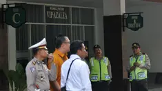 Suasana Rumah Duka Abadi yang menjadi tempat persemayaman dua terpidana mati Duo Bali Nine Andrew Chan dan Myuran Sukumaran, Jakarta, Rabu (29/4/2015). Sejumlah polisi tampak berjaga-jaga di sekitar lokasi. (Liputan6.com/JohanTallo)