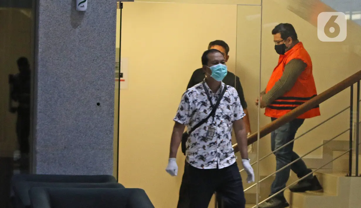 Salah satu tersangka kasus korupsi bansos Covid-19 digiring petugas di Gedung KPK, Jakarta, Minggu (6/12/2020) dini hari. KPK menahan tiga orang tersangka yakni pejabat pembuat komitmen di Kemensos Matheus Joko Santoso serta pihak swasta Ardian IM dan Harry Sidabuke (Liputan6.com/Herman Zakharia)