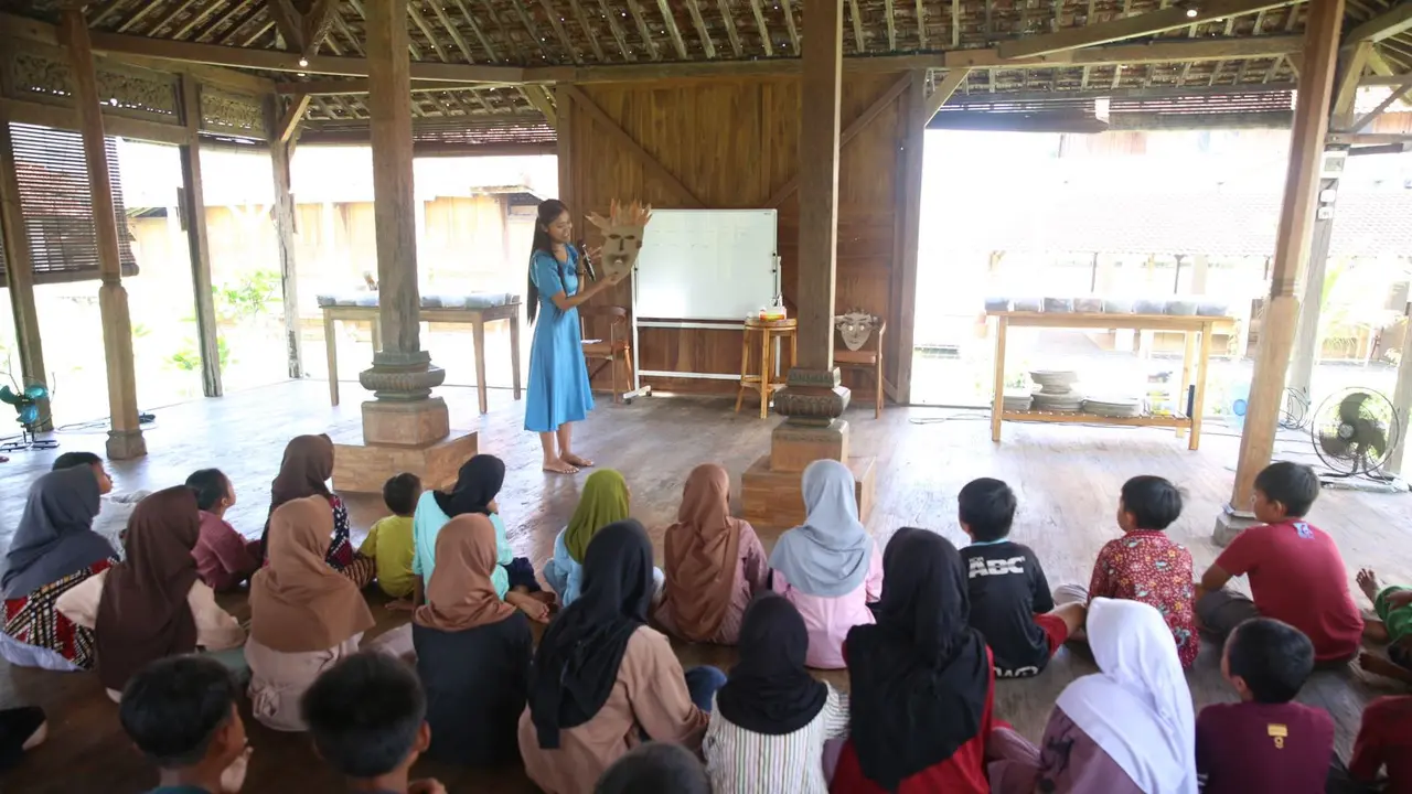 Migi Rihasalay kembali membuat sebuah kegiatan di Kampung Joglo, Tanjung Lesung, Banten.