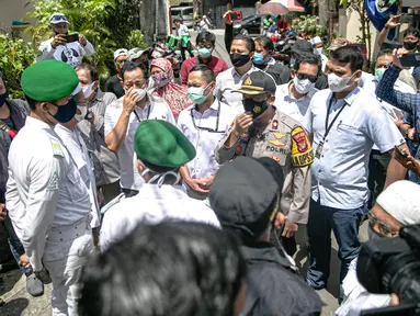 Anggota Polda Metro Jaya mendatangi kediaman Rizieq Shihab di kawasan Petamburan, Jakarta, Rabu (2/12/2020). Kedatangan tersebut untuk memberikan surat pemanggilan kepada Rizieq Shihab terkait acara Maulid Nabi dan resepsi pernikahan putrinya pada 14 November 2020 lalu. (Liputan6.com/Faizal Fanani)